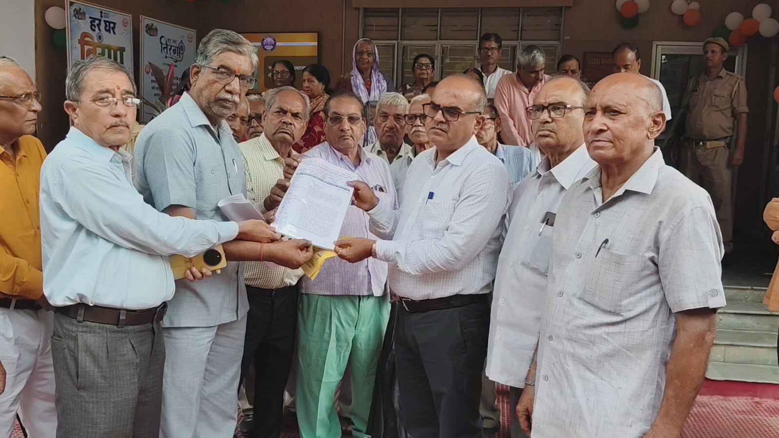 पेंशनरों ने मनाया “चेतना दिवस”, एक सैकड़ा से अधिक पेंशनरों ने प्रशासन को सौंपा ज्ञापन